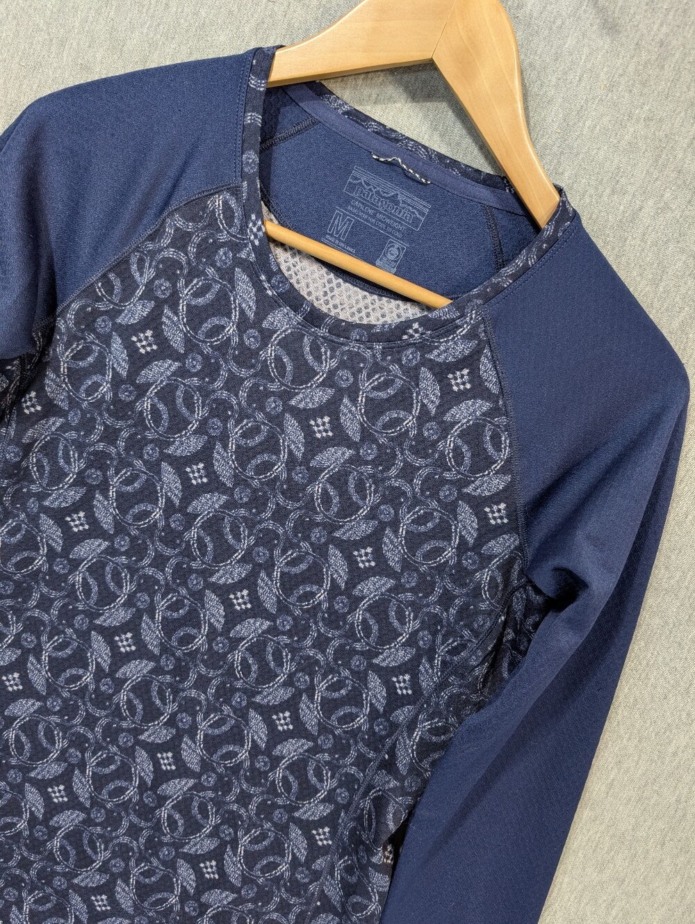 Patagonia Capilene Midweight Base Layer Top Women's Medium Blue Geometric